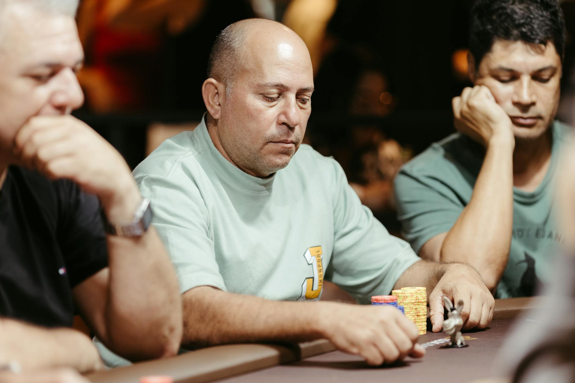 Un joueur face à une décision qui engage une fortune en cash game