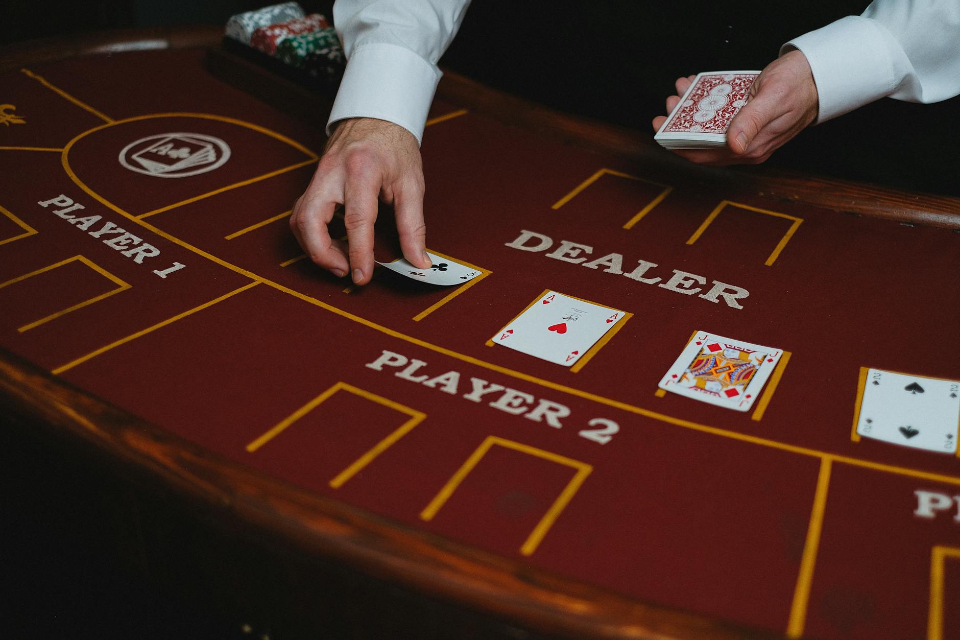 Un croupier professionnel en action dans une grande salle de tournoi